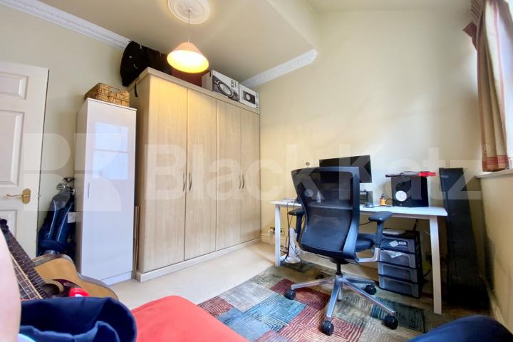 Bright and airy two bedroom apartment opposite the Thames St Georges Square, Pimlico